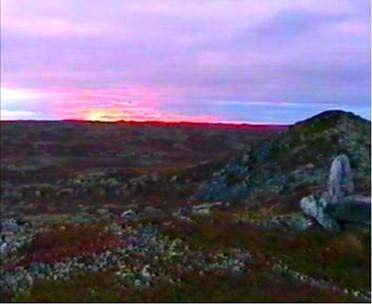 В день осеннего равноденствия 23 сентября 2007 года солнце садилось за левую насыпь. (Кадр видеозаписи Л. Ершова)